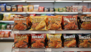 découvrez où acheter les différentes versions des nouilles piquantes buldak en magasin près de chez vous. guide complet pour les amateurs de saveurs épicées.